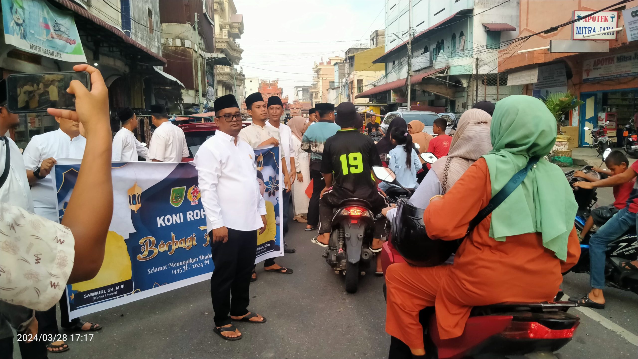 Mempererat Silahturahmi, Keluarga Besar KONI Rohil Berbagi Takjil Serta Buka Puasa Bersama