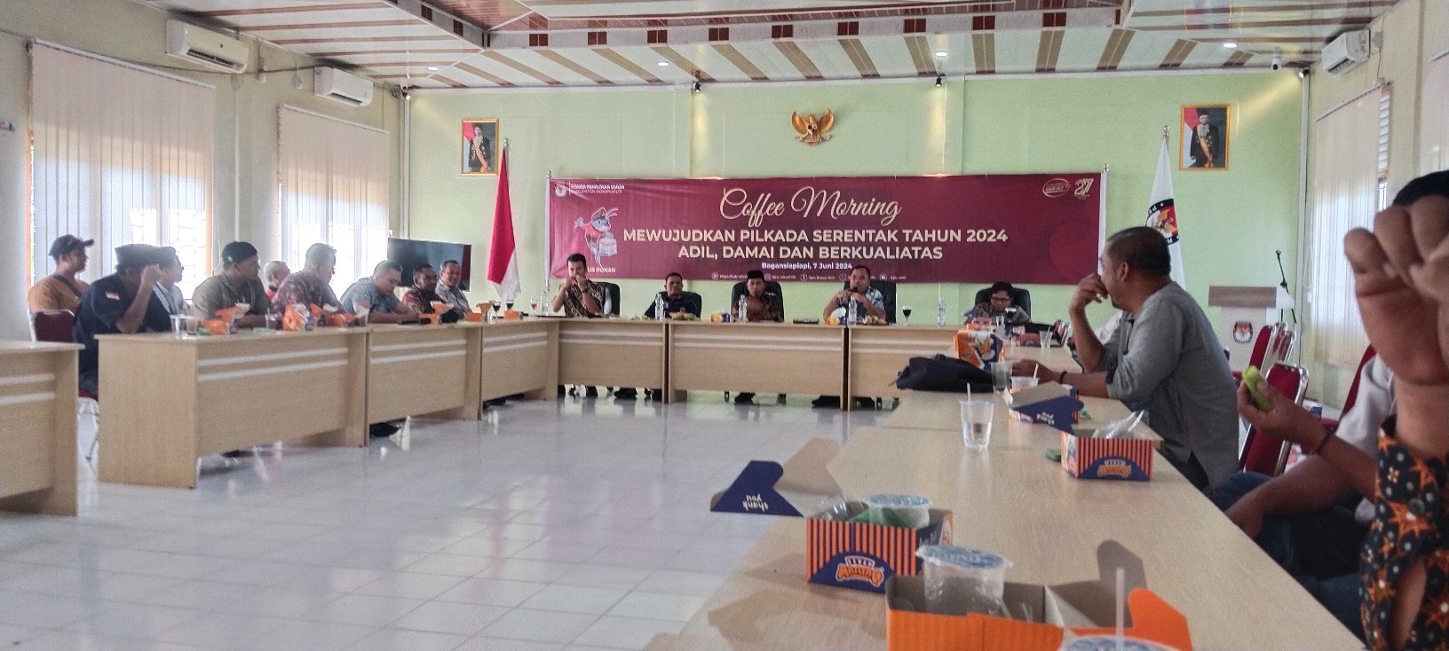 KPU Rohil Gelar Coffe Morning Dengan Para Media Massa Jelang pilkada Serentak 2024