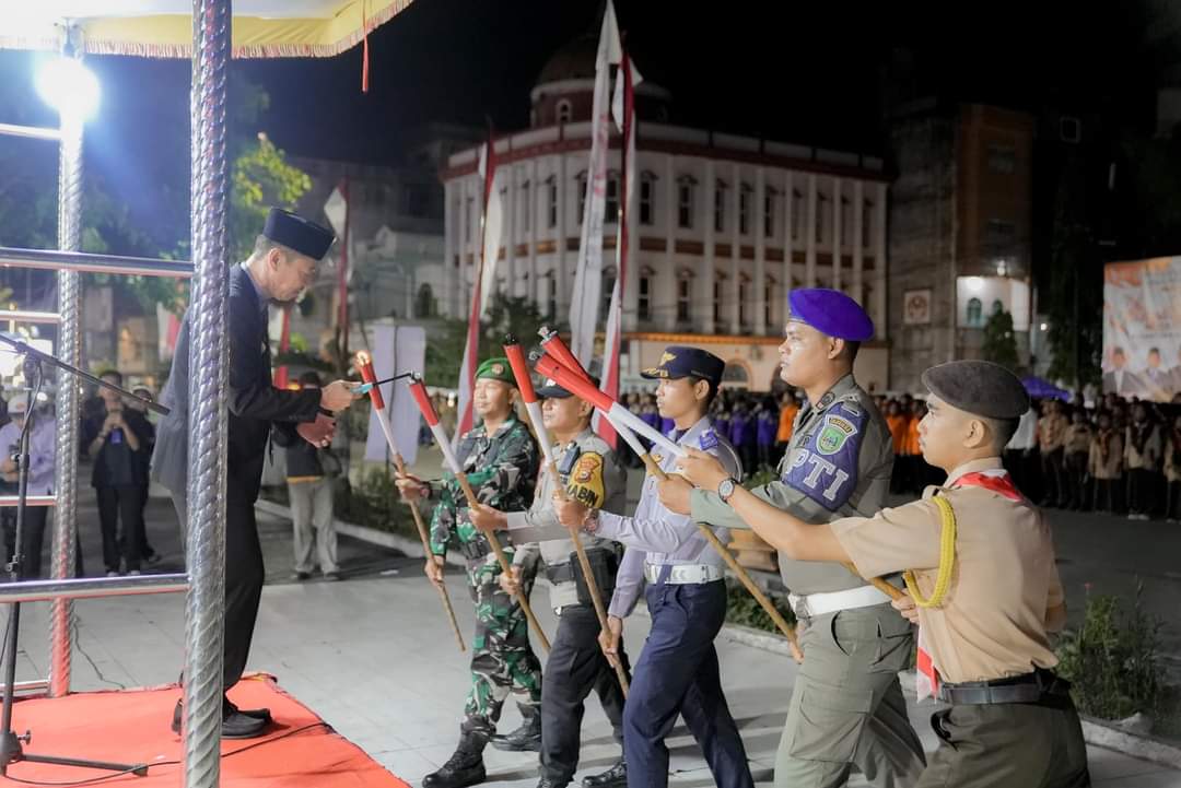 Jelang  HUT RI ke-79 Tahun 2024, Bupati Rohil Afrizal Sintong Lepas Peserta Pawai Obor Malam Taptu