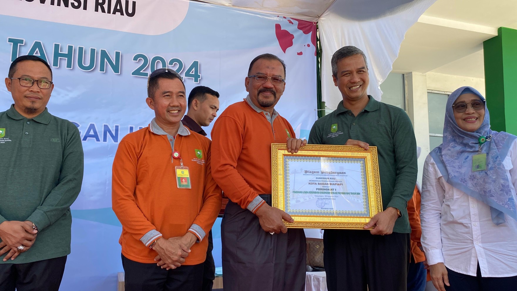 Mewakili Bupati, Kadis DLH Rohil Menerima Penghargaan Juara 1 Lomba Kota Bersih Se-Riau 2024
