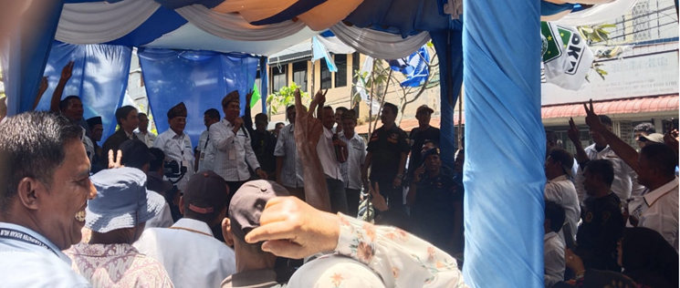 Usai Mendapat Nomor Urut 2 Cabup Rohil 2024 H. Bistaman dan Cawabup Jhony Charles BBA,MBA Gelar Ramah Tamah di Posko Kemenangan Bersama Para Relawan